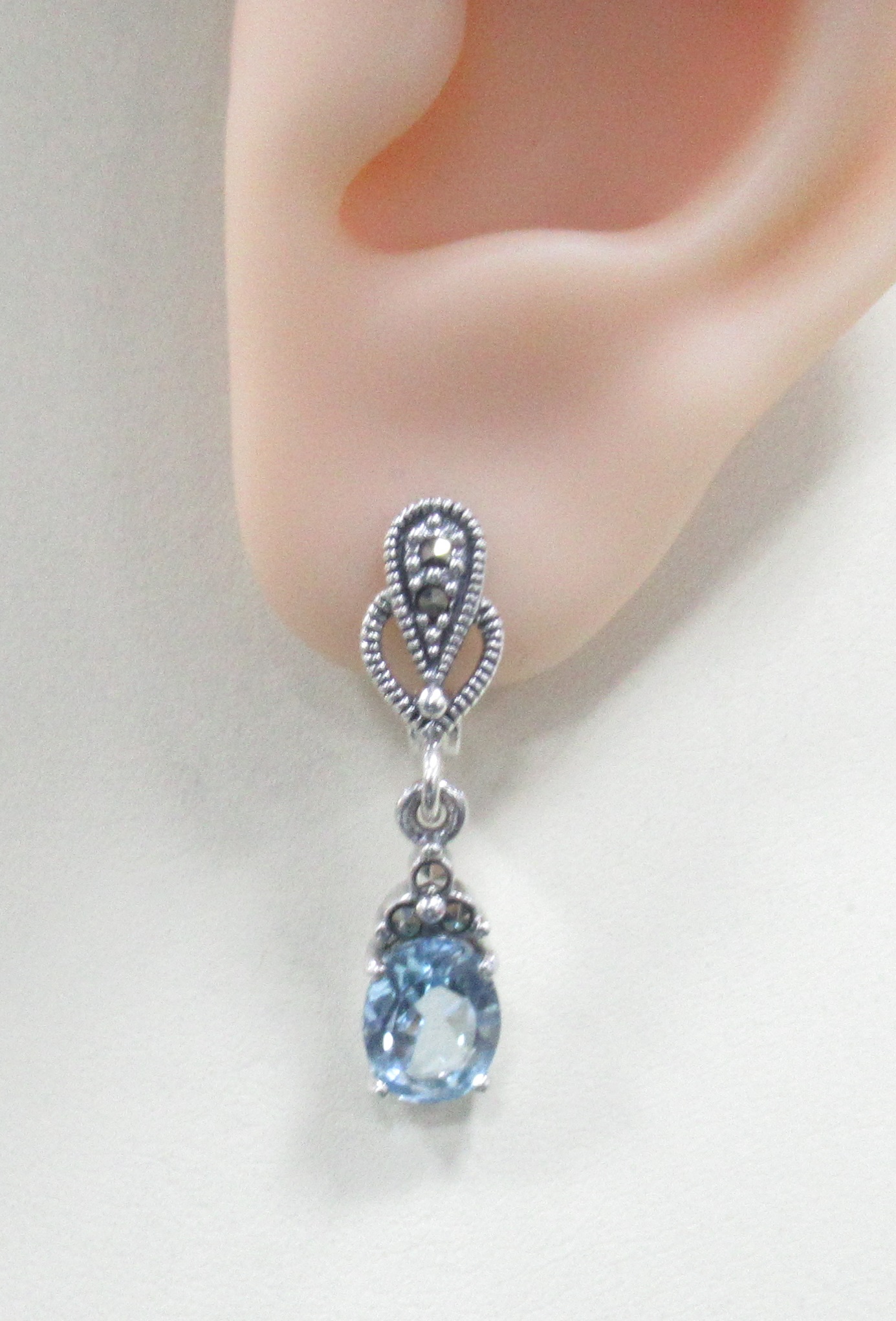 Серебряные серьги 925 пробы; оксидирование; вставки 2 Топаз; 10 Марказит;